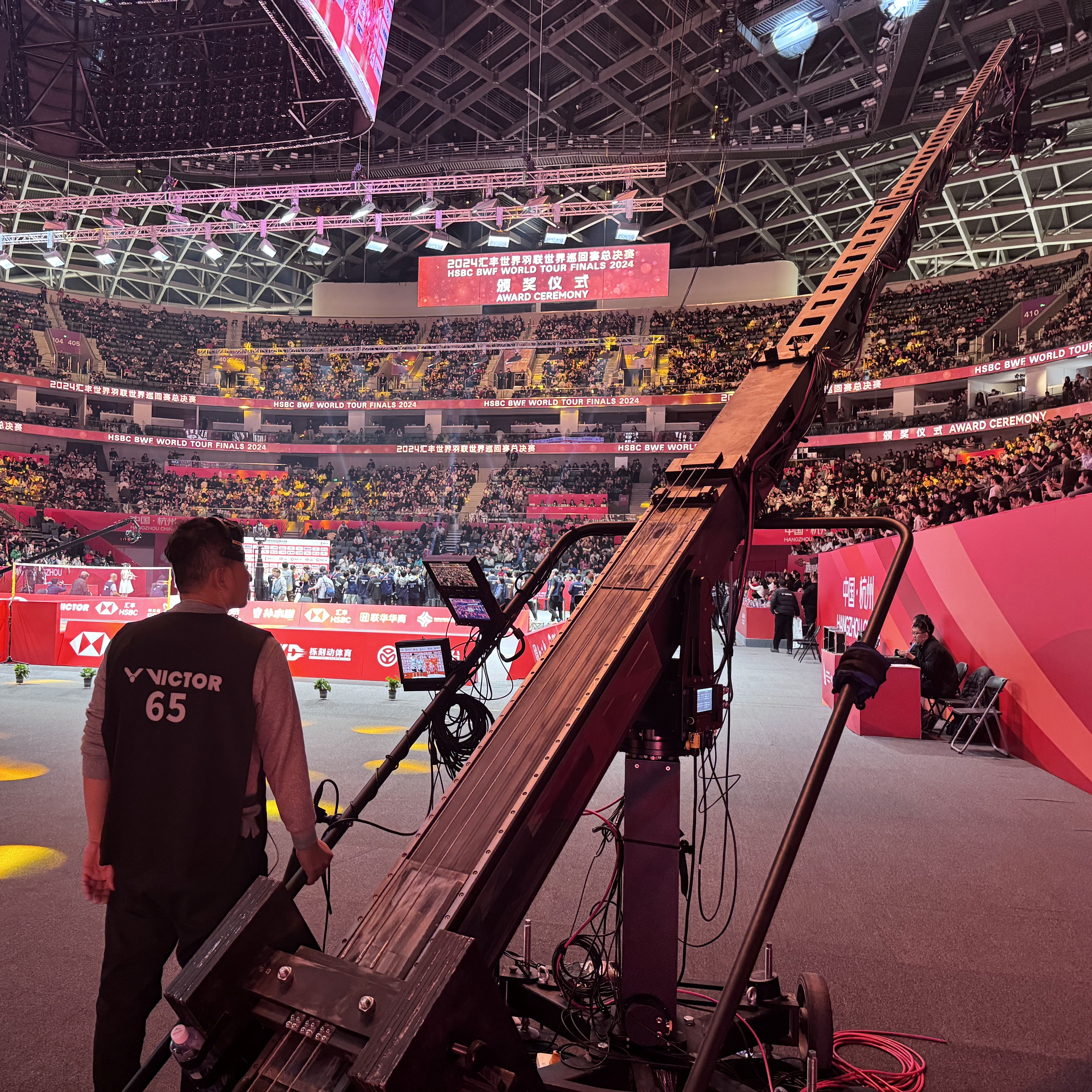 Профессиональный телескопический кран в рабочем положении на съемочной площадке